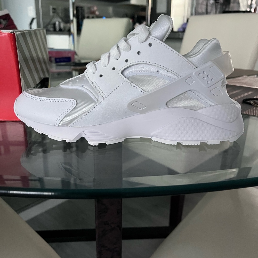 White Nike Air Huarache